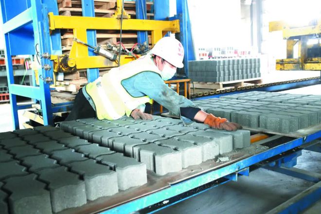 哈密高新技術產業開發區 以環?？萍简寗赢a業迭代升級與綠色發展